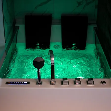 Jacuzzi Urban Heaven Apartment *